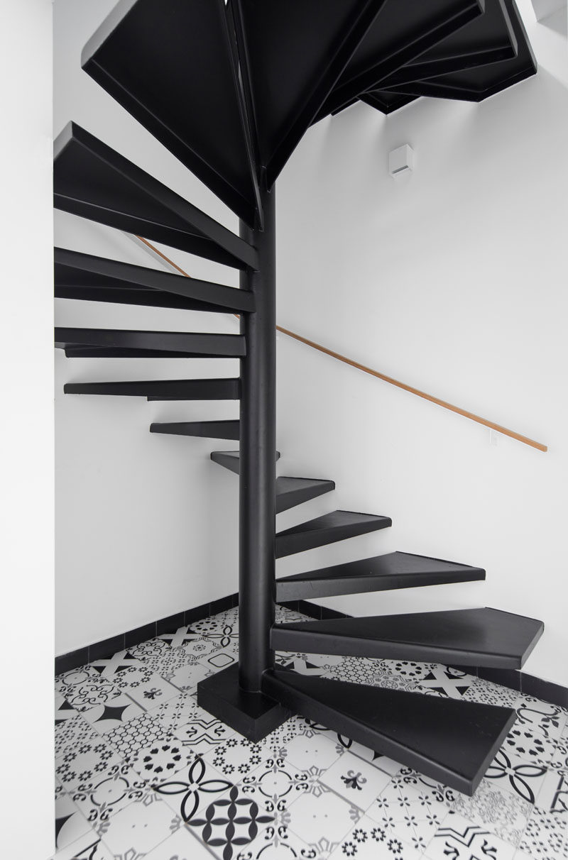 5bab04fa0777dmodern-black-stairs-patterned-tile-250918-127-07-800x1212