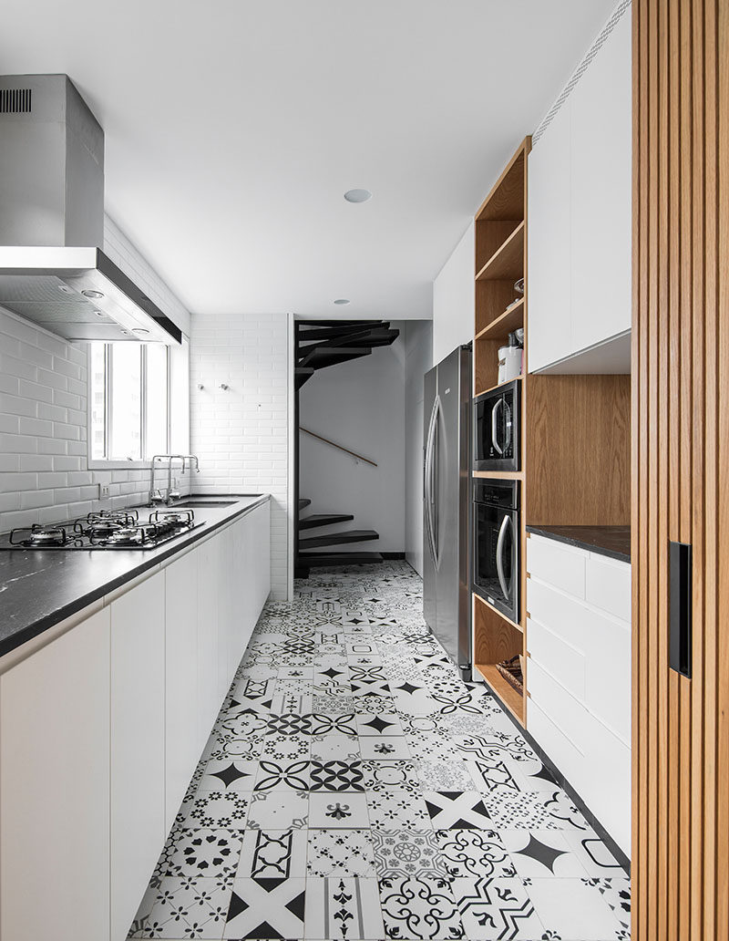 5bab04fad8874white-wood-kitchen-with-patterned-tile-floor-250918-134-08-800x1032