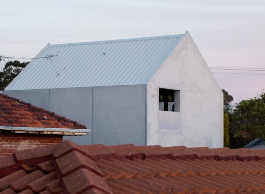 白色尖斜屋頂配水泥外牆