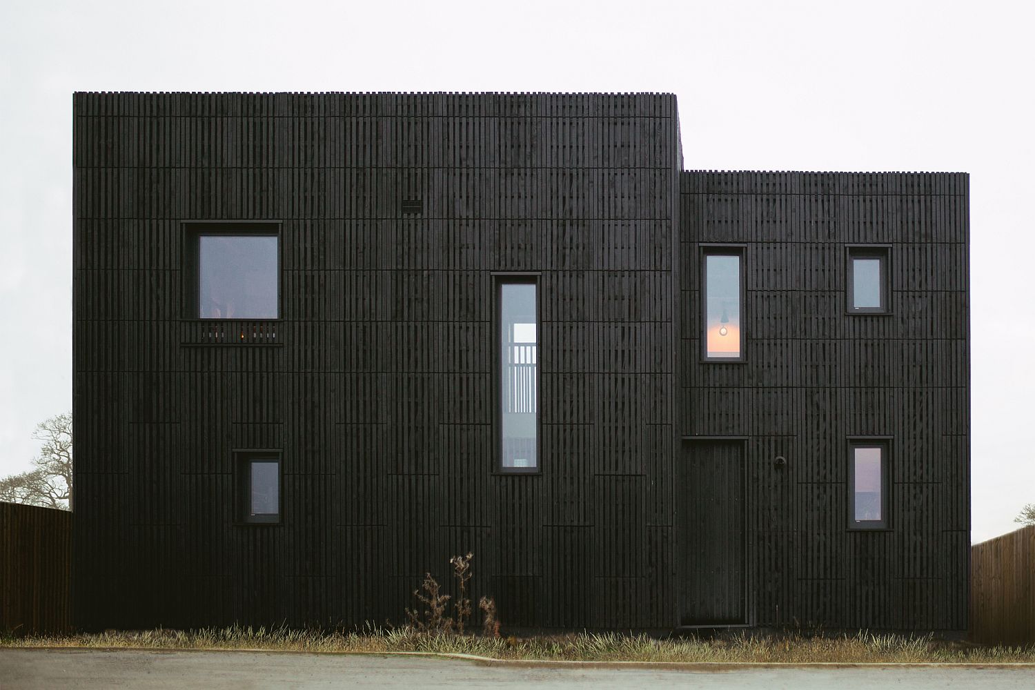 5d22f04c7ddf3Dark-box-shaped-exterior-of-the-house-in-Bicester