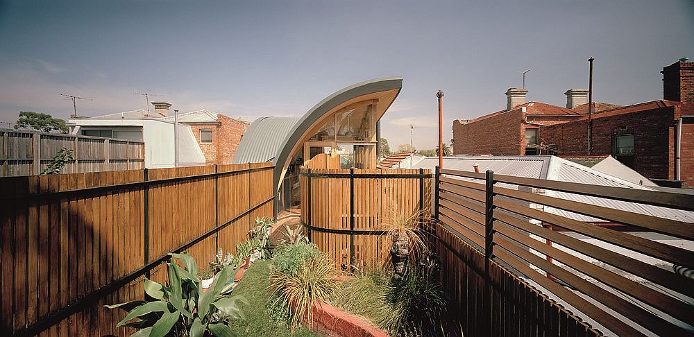 5987c27a3a533Large-wooden-fence-helps-create-a-green-courtyard-inside-the-Melbourne-home