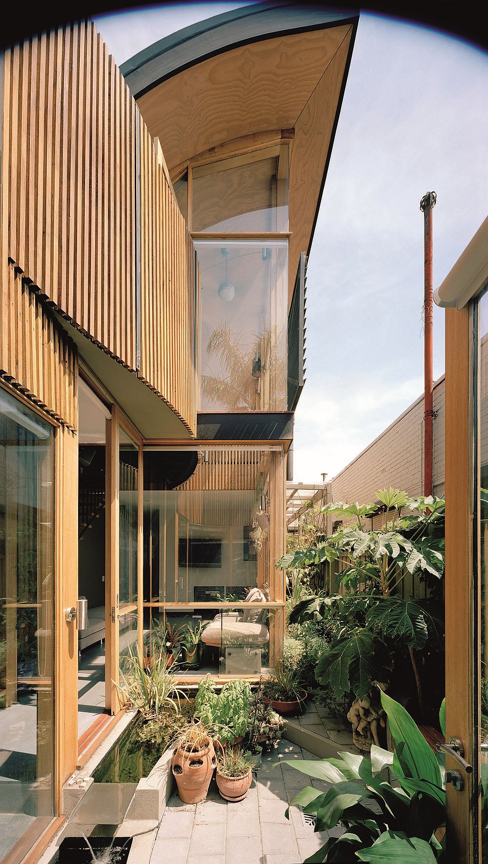 5987c27a3a533Large-wooden-fence-helps-create-a-green-courtyard-inside-the-Melbourne-home