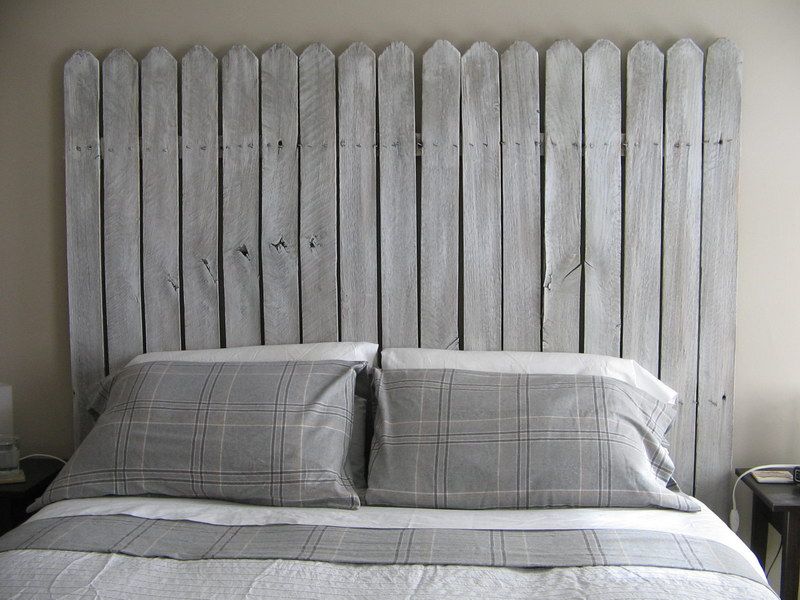 舊圍籬回收做成床頭板
